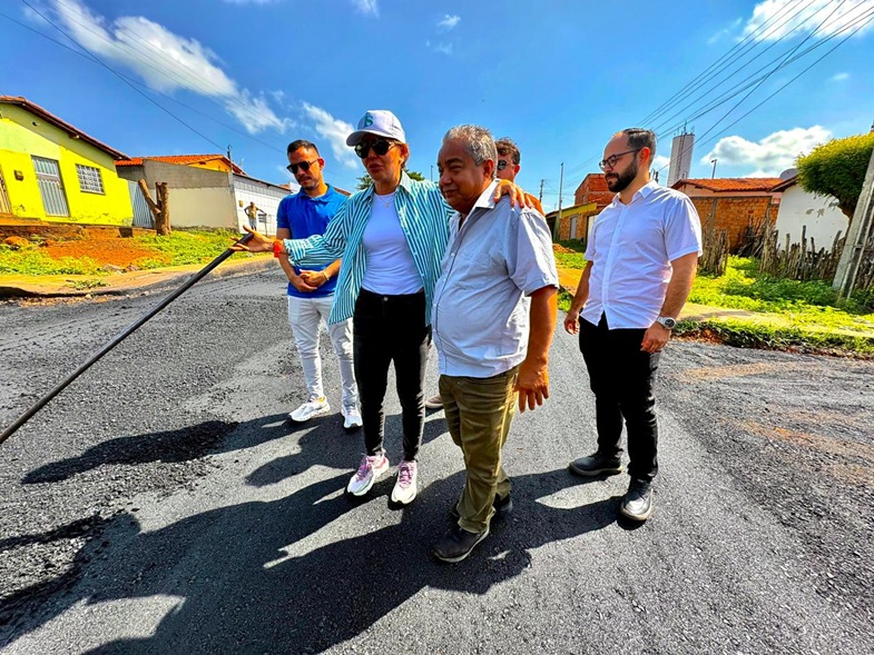 Moradores do Bairro Bernardo Rêgo, em Esperantina, celebram chegada do asfalto