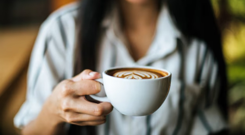 Consumo de café e chá pode reduzir risco de demência em 20%, aponta estudo