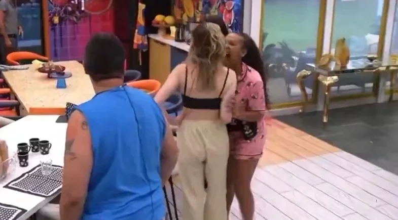 Web pede expulsão de Sol Vega após sister ir para cima de Ana Paula Renault