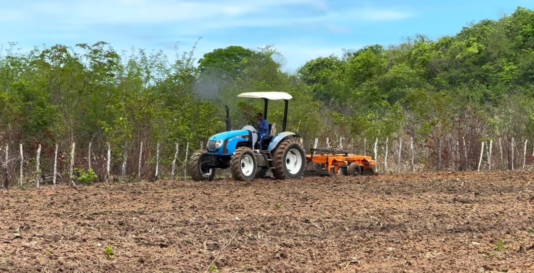 Serviço de Arado na localidade Boiadas | Foto: Prefeitura de Caraúbas do PiauíServiço de Arado na localidade Boiadas | Foto: Prefeitura de Caraúbas do Piauí