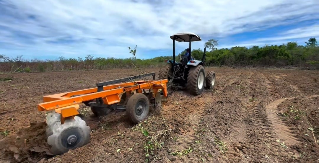 Prefeitura de Caraúbas acompanha serviços de arado para agricultores do município