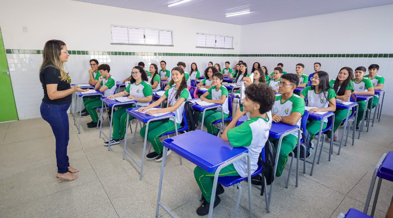 Alunos e professora em sala de aula | Divulgação/Seduc