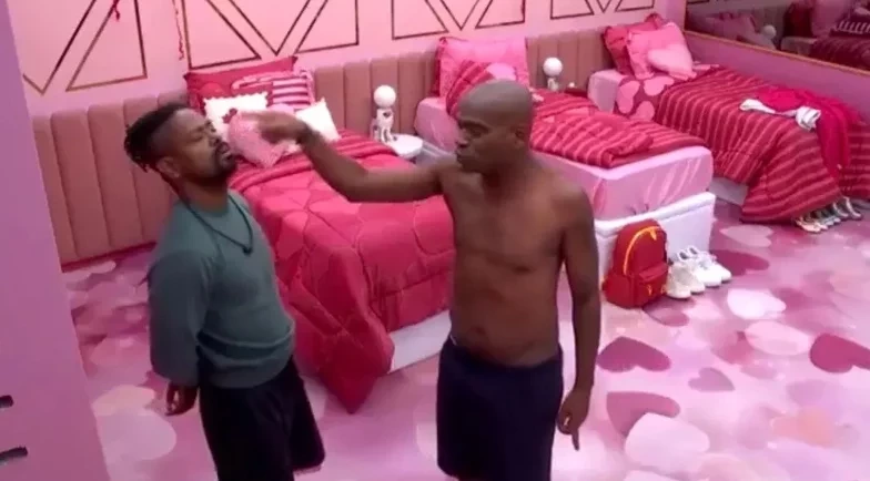 BBB 26: Edilson Capetinha empurra rosto de Leandro Boneco