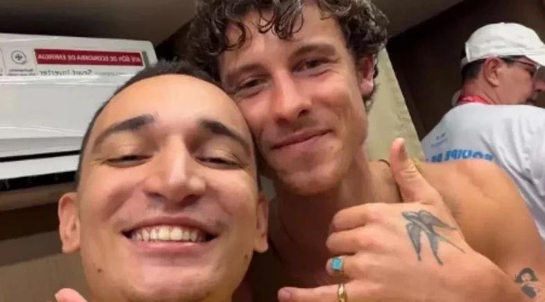 João Gomes posa com Shawn Mendes em camarim de Ivete Sangalo durante Carnaval