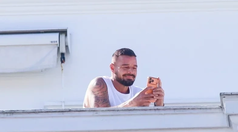 Ricky Martin curte Carnaval no Rio e acompanha bloco da varanda do Copacabana Palace
