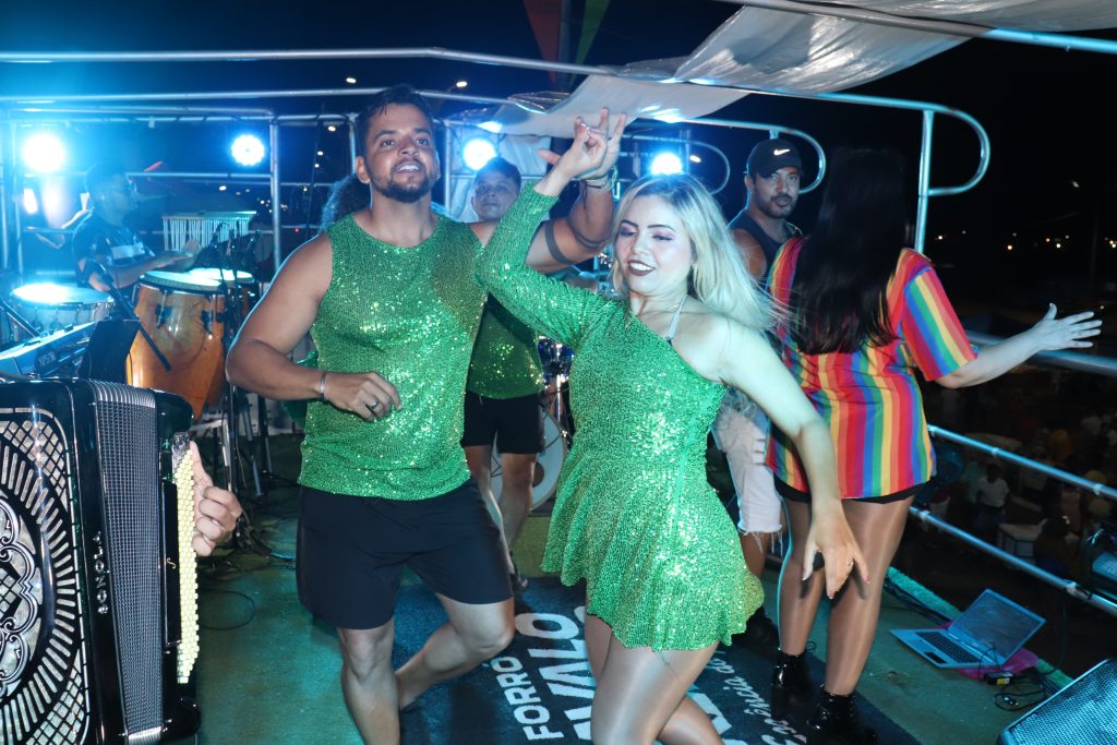 Domingo de Carnaval na Avenida Zé de Castro: só perdeu quem não foi! - Imagem 2