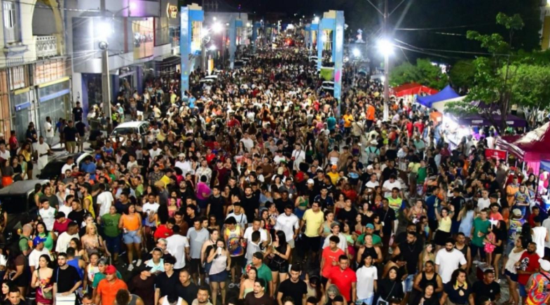 Programação carnavalesca reúne grande público no segundo arrastão em Floriano