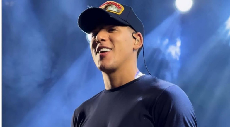 Zé Vaqueiro anima público no segundo dia de Carnaval em Parnaíba