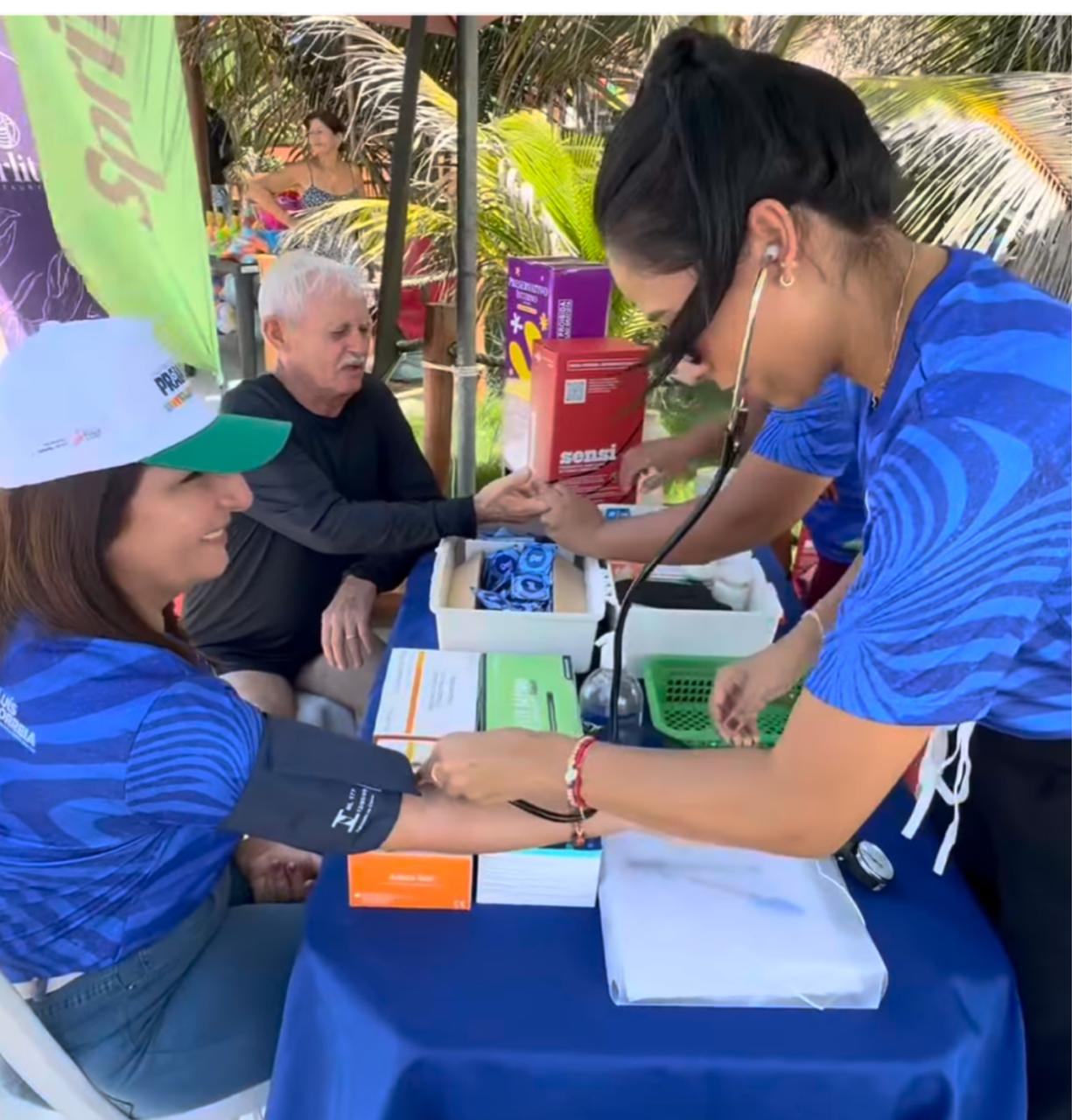 Prefeita Maninha Fontenele visita tenda de saúde instalada na Praia de Atalaia 