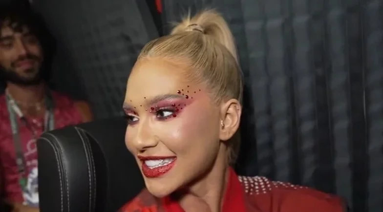 Virginia exibe número 7 nos dentes em homenagem a Vini Jr. na estreia da Grande Rio