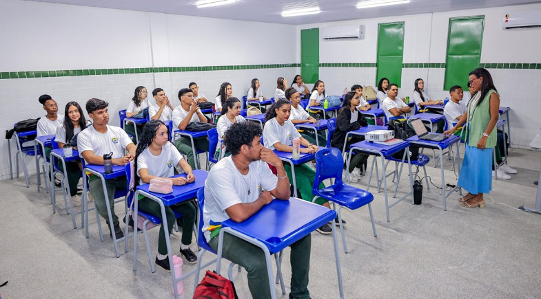 Alunos e professora em sala de aula | Divulgação/Seduc