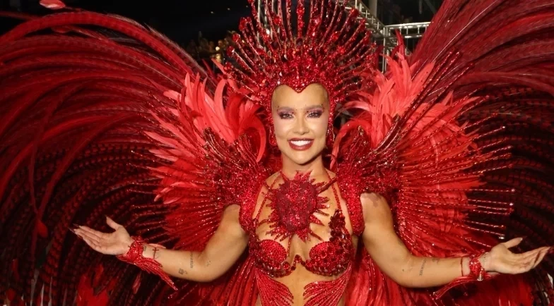 Virginia Fonseca estreia na Sapucaí como Rainha de Bateria da Grande Rio