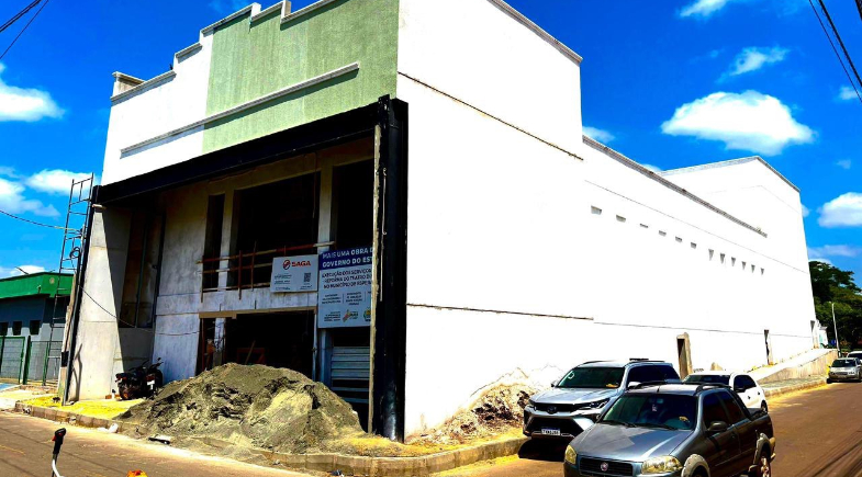 Reforma do Teatro Diniz Chaves avança e recebe visita da prefeita Ivanária Sampaio   