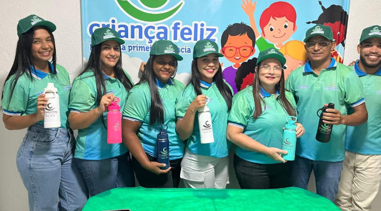 Prefeitura de Campo Largo realiza entrega de kits de trabalho à equipe do Programa Criança Feliz