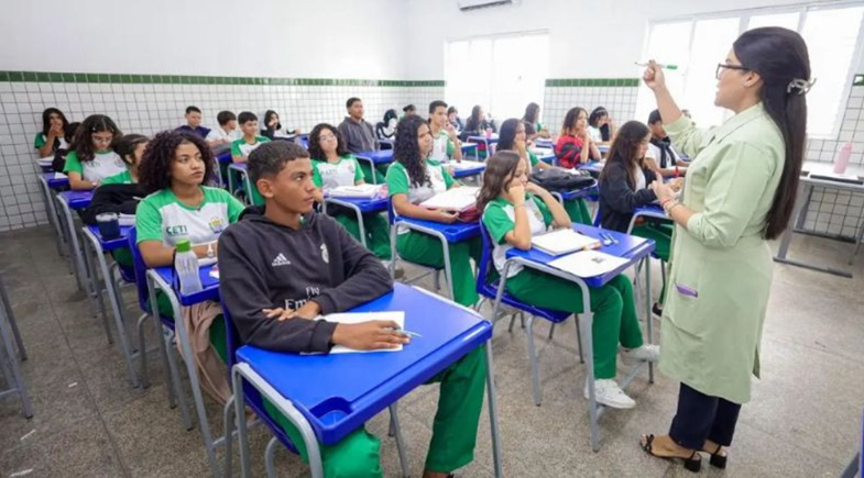 Professora e alunos em sala de aula  | Divulgação/Seduc