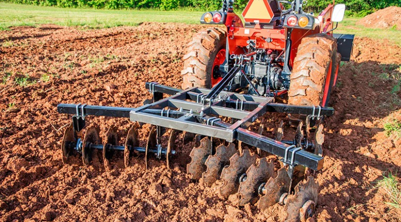Prefeitura de Castelo do Piauí realiza serviços de aração de terras no município
