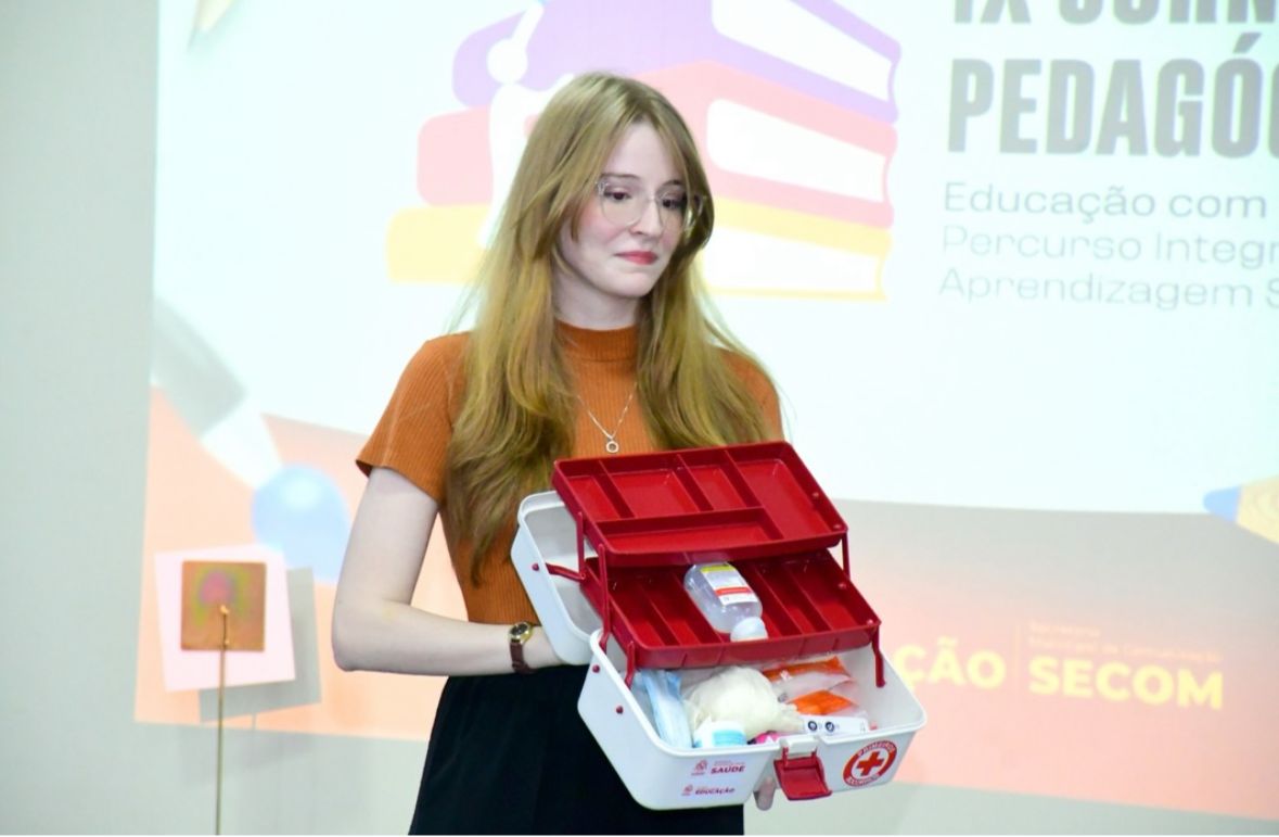 Kits de primeiros socorros foram entregues aos professores - Foto: Prefeitura do Floriano 