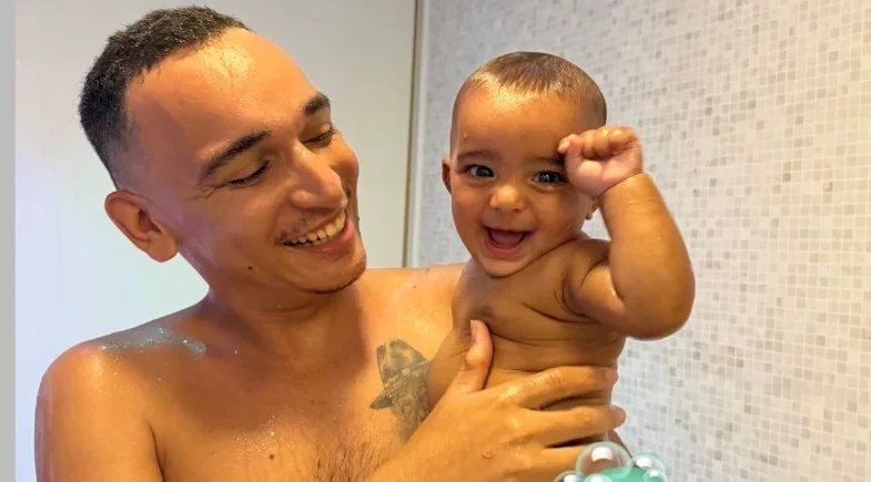 João Gomes encanta ao mostrar primeiro banho de chuveiro com o filho caçula