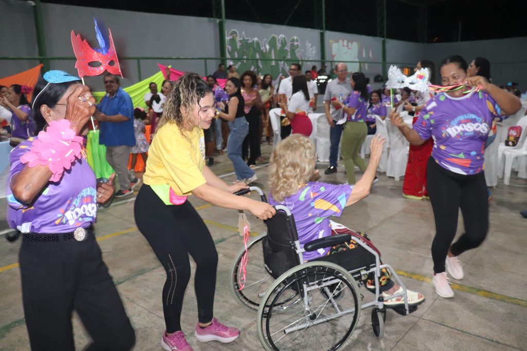 Prefeitura de São Raimundo Nonato promove festa de carnaval para idosos do SCFV - Imagem 6