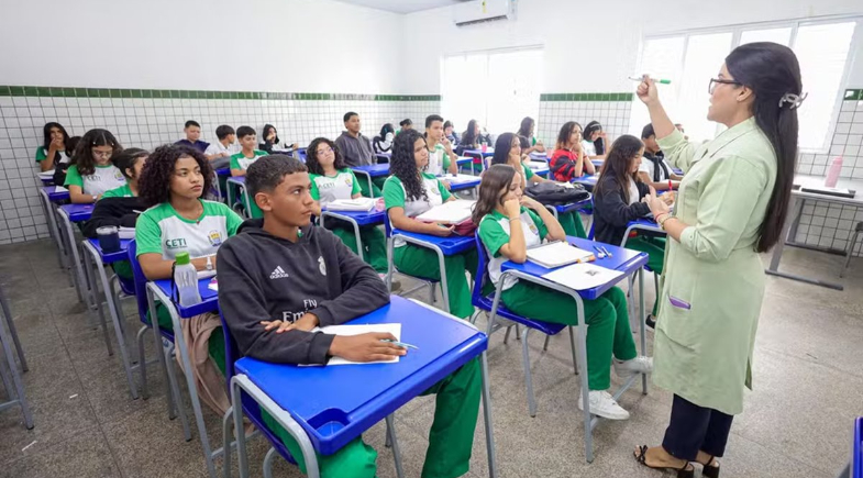 Professor em sala de aula | Divulgação/Seduc