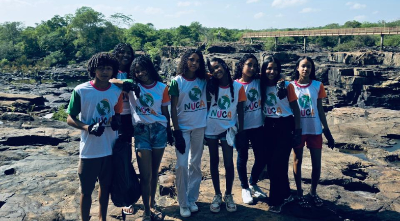 Juventude realiza ação ambiental na Cachoeira do Urubu em Esperantina