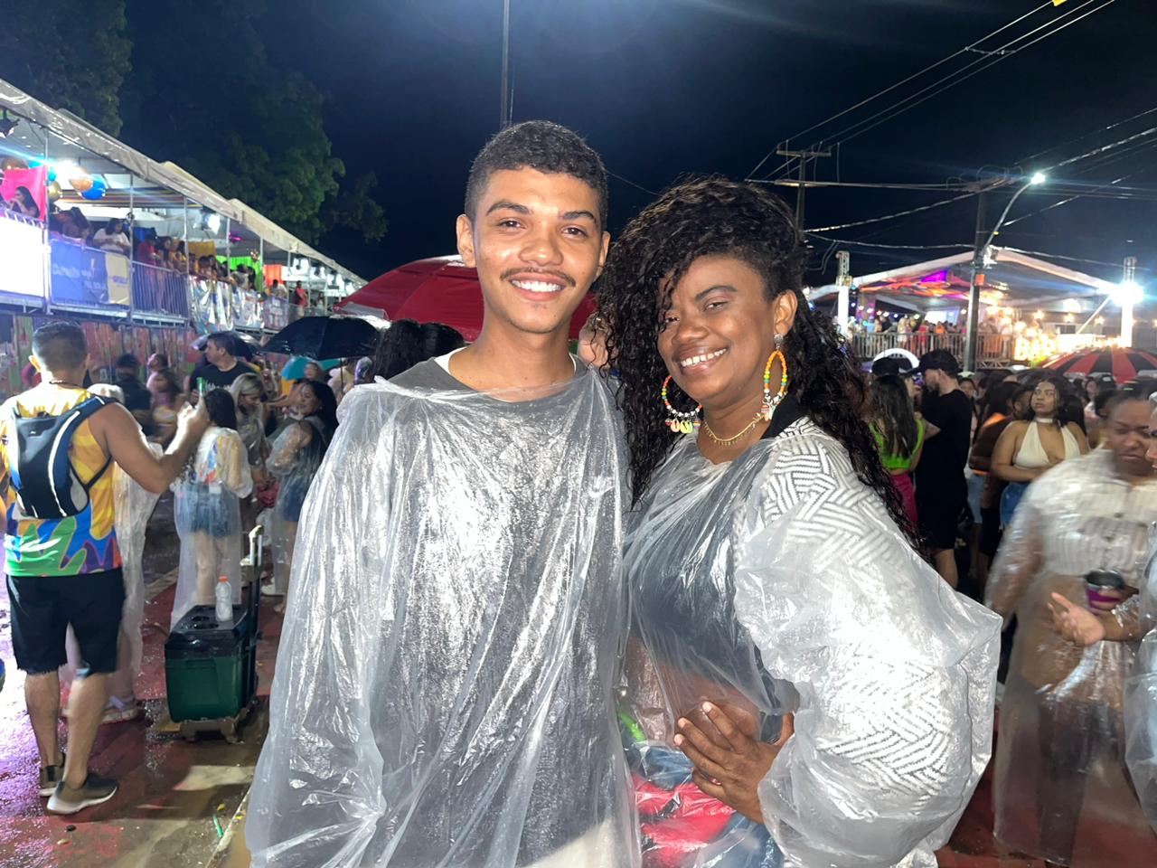 Casal curte Zé Pereira de Timon 2026 - Foto: Alécio Rodrigues/MeioNews