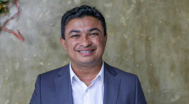 Prefeito Aldemes Barroso celebra conquista de diploma de doutorado pela Fiocruz