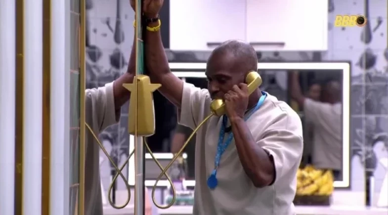 BBB 26: Edilson Capetinha atende Big Fone e troca farpas com Milena