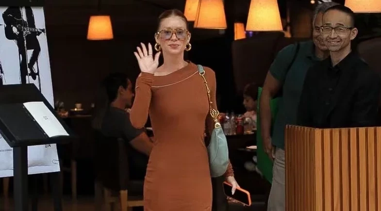 Marina Ruy Barbosa é clicada com os pais em restaurante usando bolsa de R$ 25,5 mil