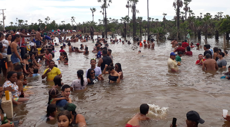 Balneário Vertentes recebe placas informativas e tambores de lixo em ação ambiental em Nossa Senhora de Nazaré