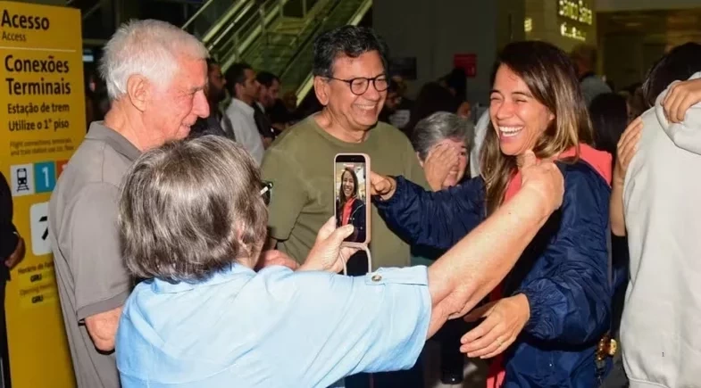 Miá Mello retorna ao Brasil após ficar retida no Catar por 11 dias