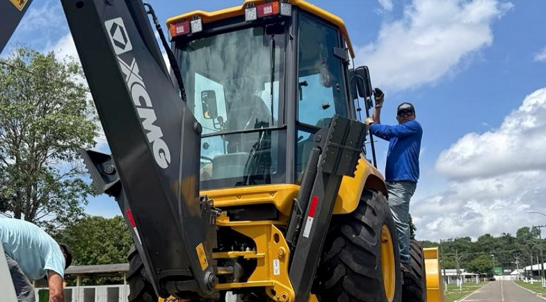 Nossa Senhora dos Remédios amplia frota de máquinas com nova retroescavadeira