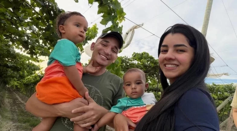 Filho caçula de Ary Mirelle e João Gomes encanta ao falar primeira palavrinha
