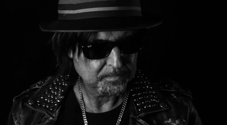 Morre Phil Campbell, guitarrista do Motörhead, aos 64 anos