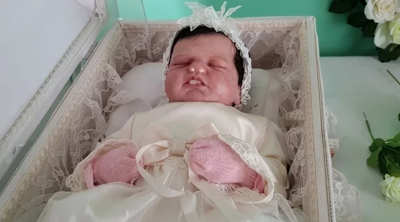 Mulher simula gravidez , falsifica documentos e faz funeral com boneca