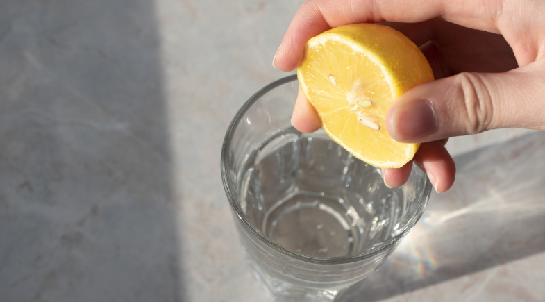 O que acontece no seu corpo ao tomar água morna com limão em jejum todos os dias