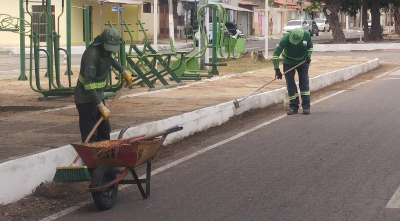 Prefeitura de Parnaíba intensifica serviços de limpeza pública durante período chuvoso