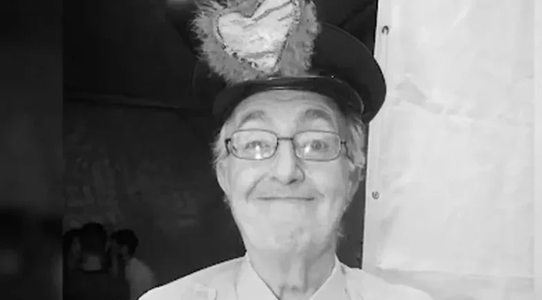 Morre Roberto Marquis, o Guarda Juju da 'A Praça É Nossa', aos 83 anos