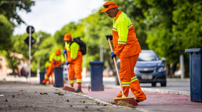 Prefeitura de Curimatá segue realizando limpeza urbana em bairros do município