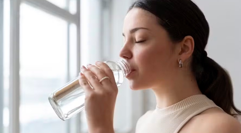 Beber água regularmente pode ajudar no emagrecimento; médica ensina como criar o hábito