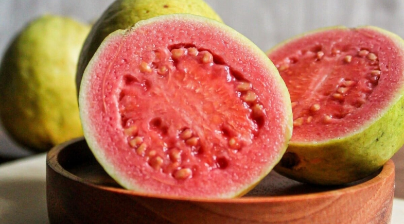 Frutas com mais vitamina C que laranja: veja 4 opções e seus benefícios