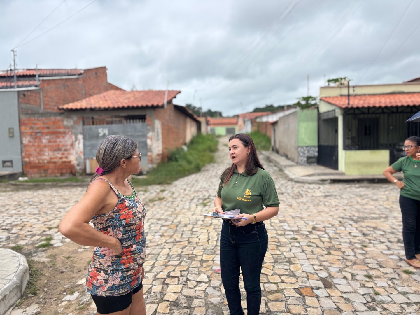 Ação educativa da Prefeitura de Floriano orienta moradores e comerciantes sobre o descarte correto de resíduos - Foto: Prefeitura de FlorianoAção educativa da Prefeitura de Floriano orienta moradores e comerciantes sobre o descarte correto de resíduos - Foto: Prefeitura de Floriano