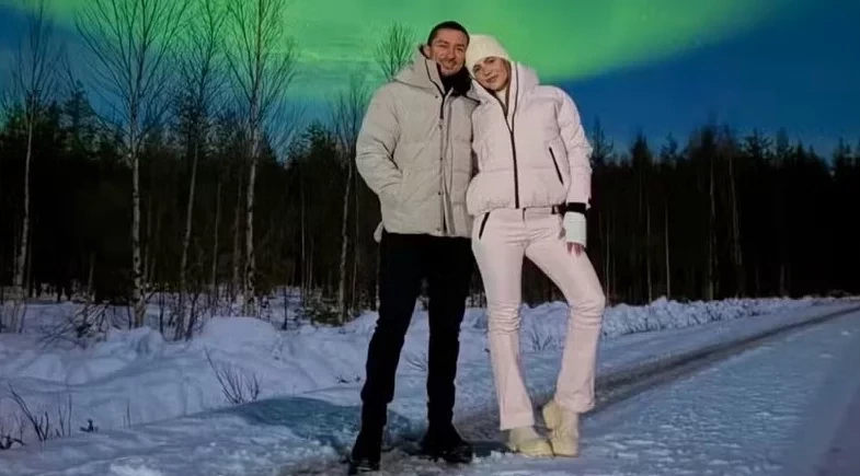 Hariany posa com namorado, irmão de Anitta, na Finlândia e celebra sonho realizado