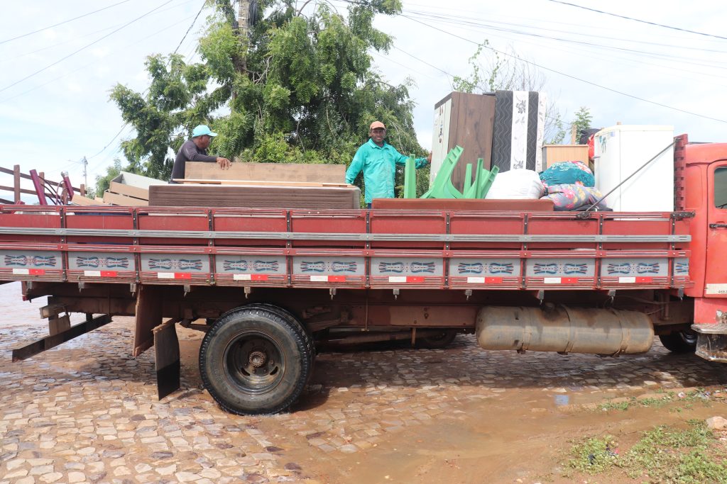 Prefeitura garante suporte total a moradores da Rua João Batista, no bairro Aeroporto, após alagamento - Imagem 4