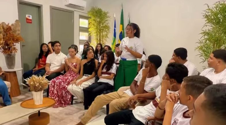 Prefeita de Cocal de Telha recebe alunos da rede municipal em seu gabinete e anuncia investimentos no esporte