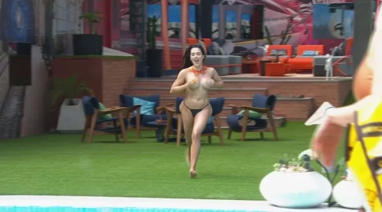 Jordana cumpre promessa e pula na piscina sem a parte de cima do biquíni