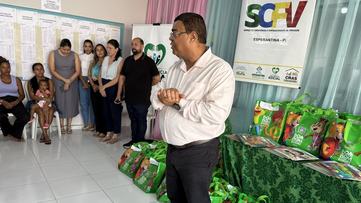 Secretaria Municipal de Assistência Social de Esperantina Realiza Entrega de Livros e Palestra para Famílias - Imagem 2
