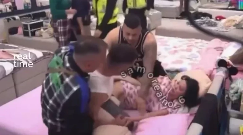 Participante de reality show enforca mulher e é contido por seguranças