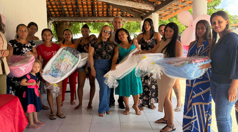 Prefeito Milton Passos entrega kits maternidade a gestantes em Pau D’Arco