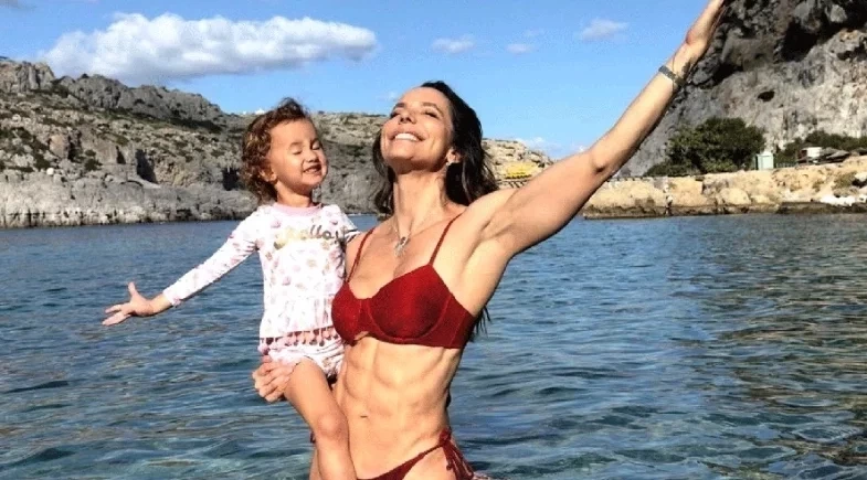 Influenciadora fitness rebate críticas por dar whey protein para filha de 3 anos